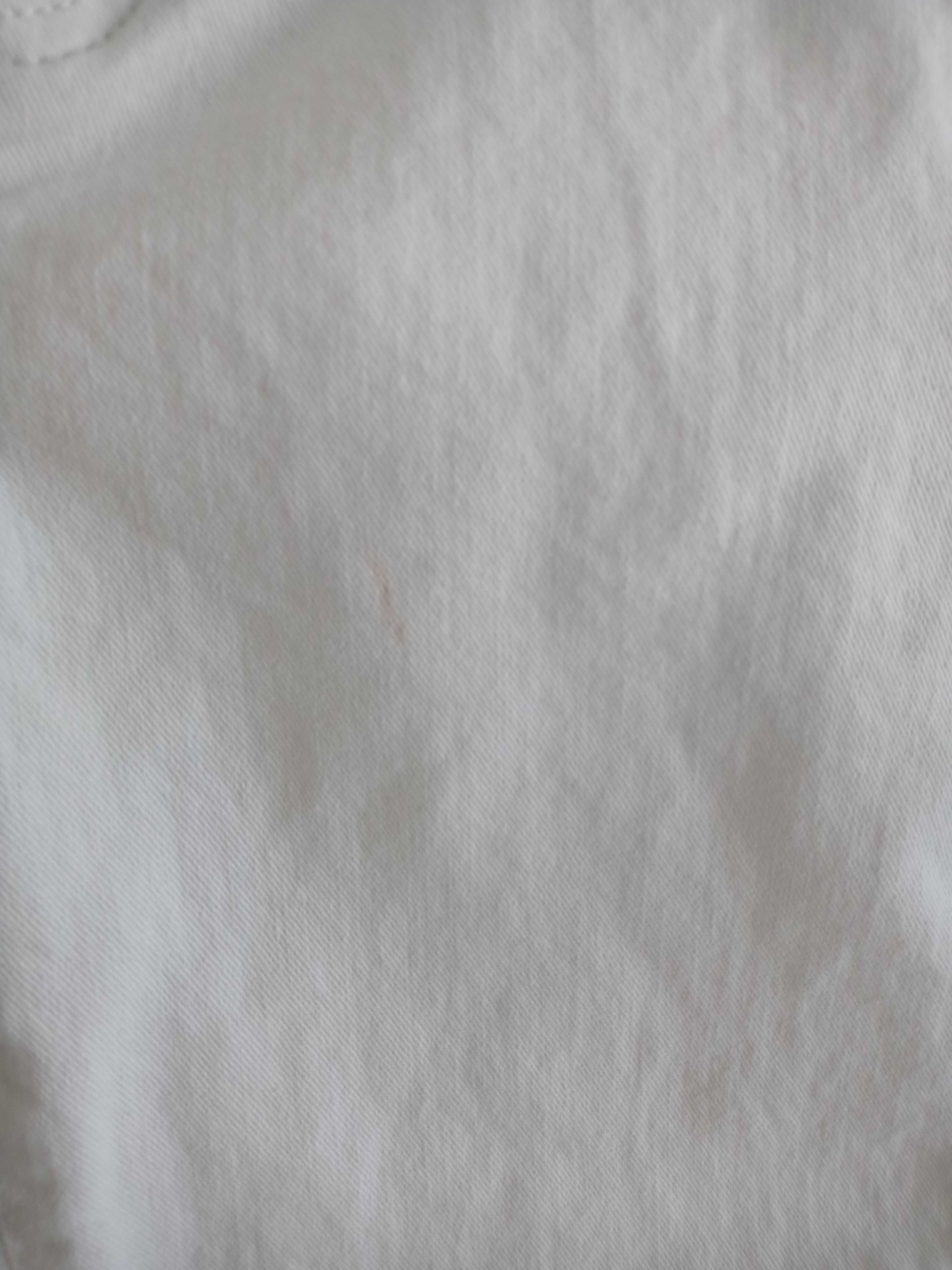 Białe spodnie (jeans)