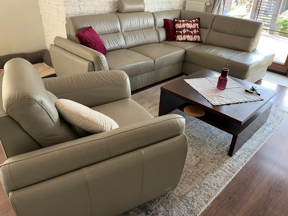 Zestaw tapicerowany ze skóry naturalnej w kolorze szarym.