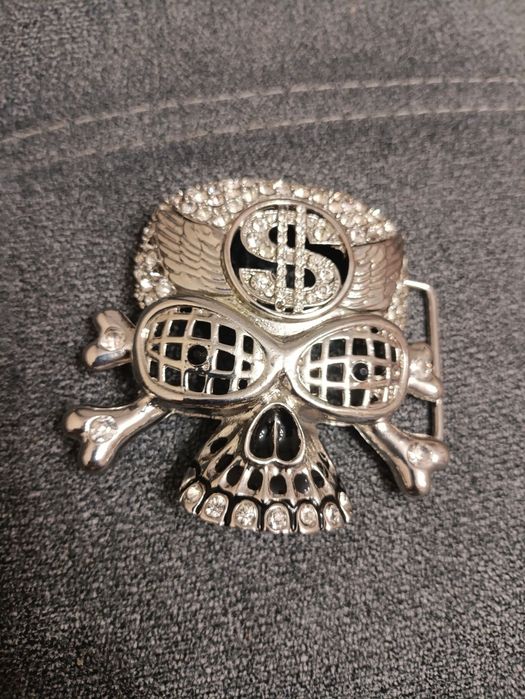 Klamra do paska w kształcie czaszki, ozdobiona kryształkami i motywem