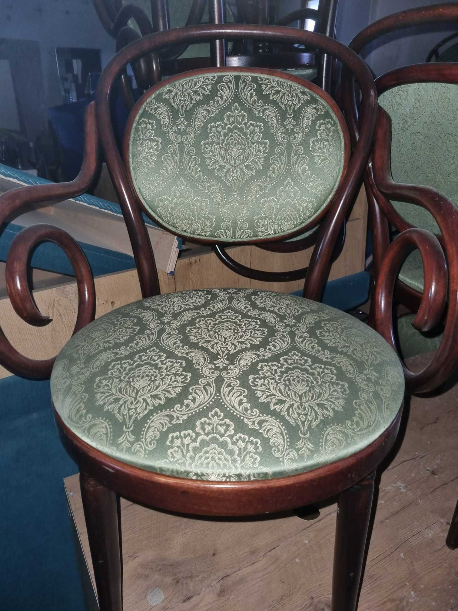 Krzesło drewniane z zielonym obiciem z i bez podłokietników