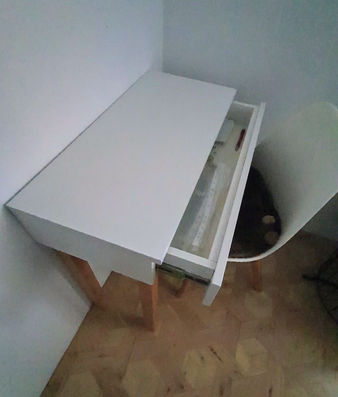 Toaletka z krzesłem