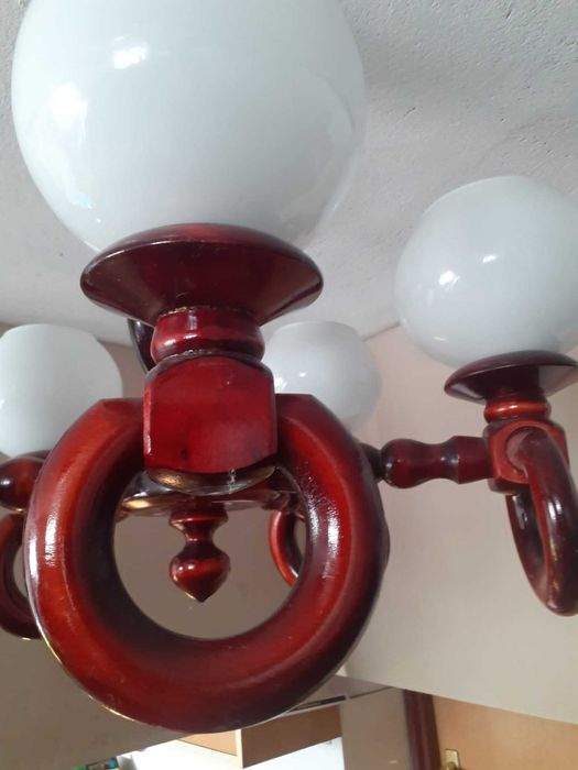 Żyrandol drewniany z kinkietem