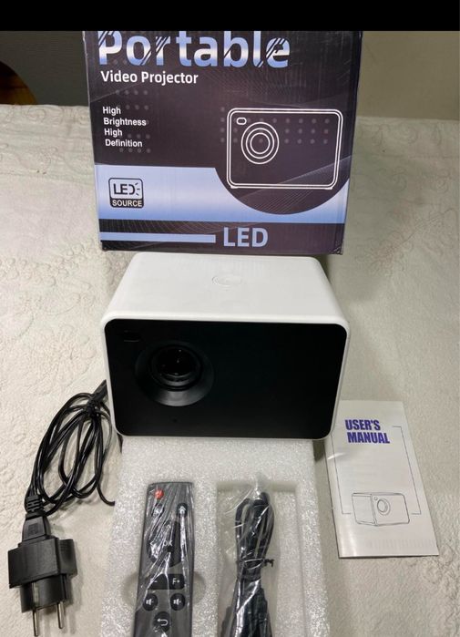 Кінопроектор WiFi з денаміком і блютузом.