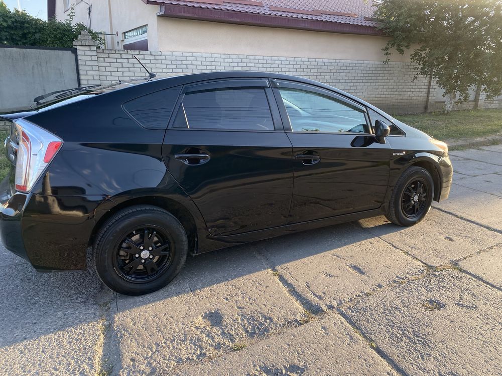 Toyota Prius 2015г