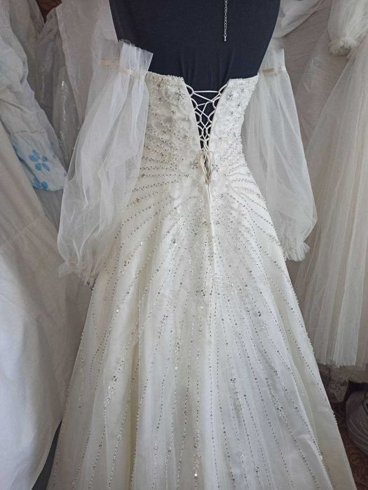 Платье А-силуэта с фатиновами рукавами .Цвет крем. р42- 44,