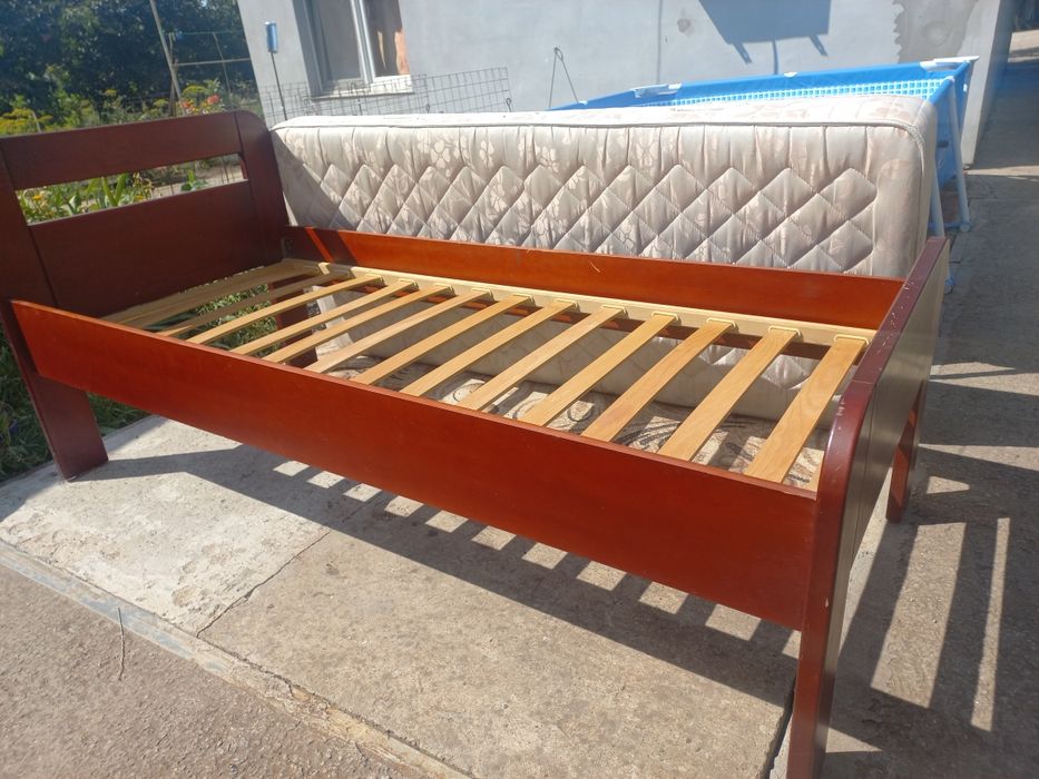 Кровать деревянная с матрасом