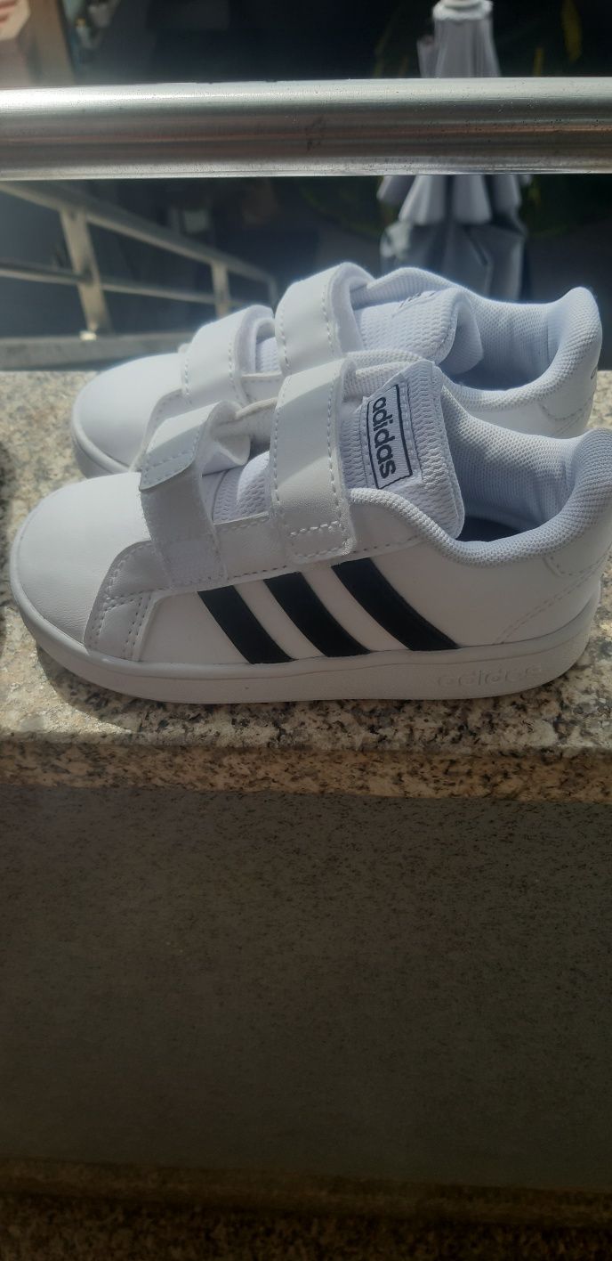 Sapatilhas adidas como novas