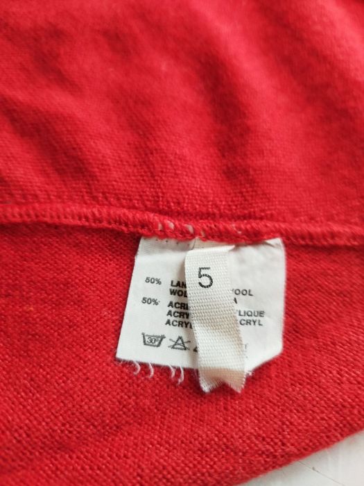 Жилет  красный
Шерсть 50%, акрил 50%