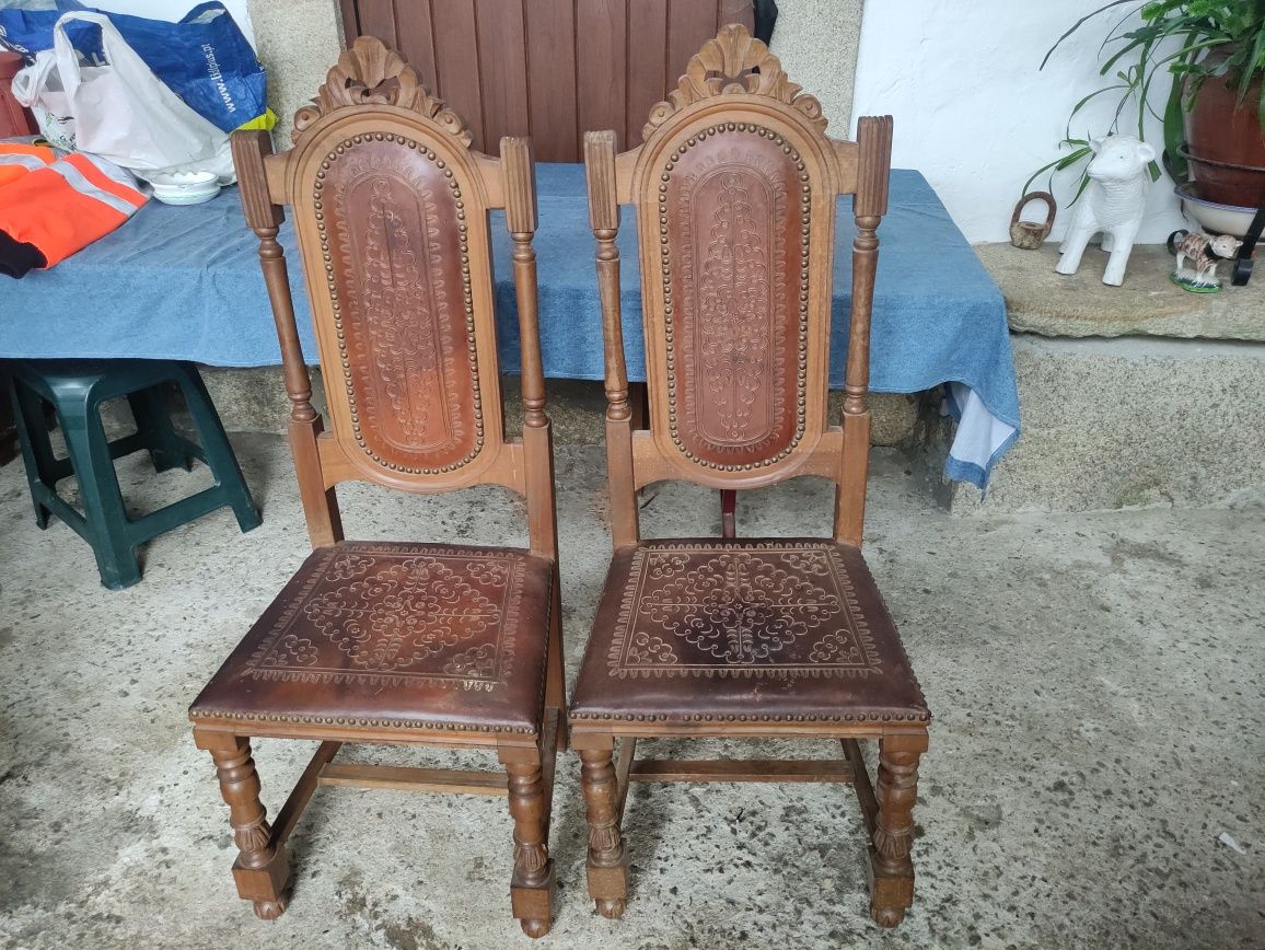Cadeiras em madeira maciça