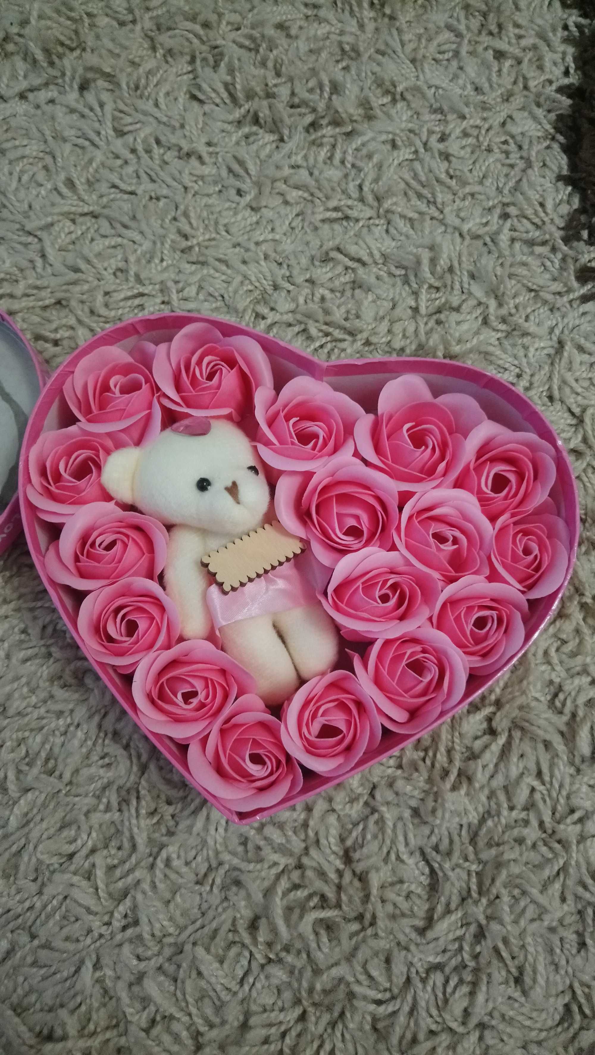 Подарунковий набір Троянди з мила у формі серця рожевий