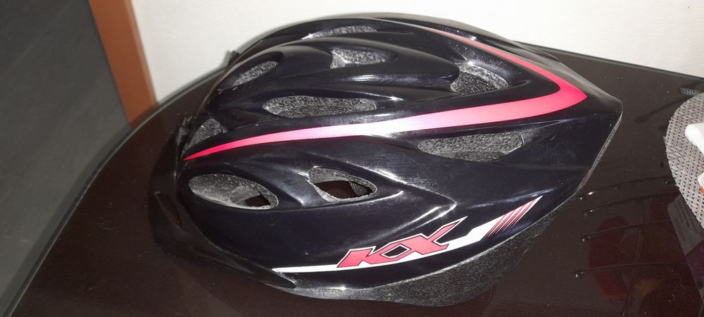 Capacete preto e vermelho.