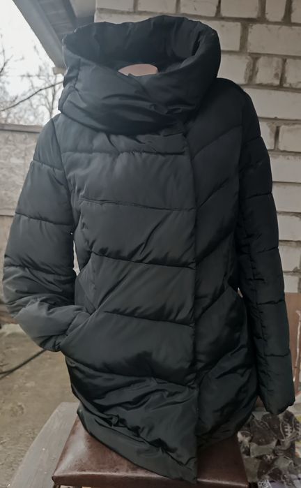 Зимняя женская куртка . Есть не значительный нюанс на подкладке.