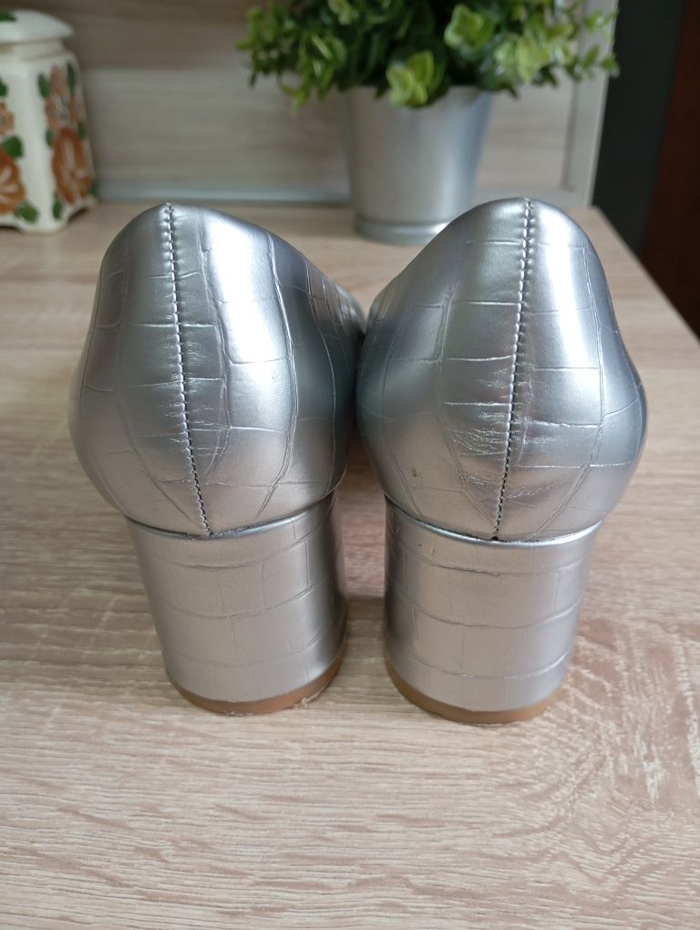 Buty na małym obcasie