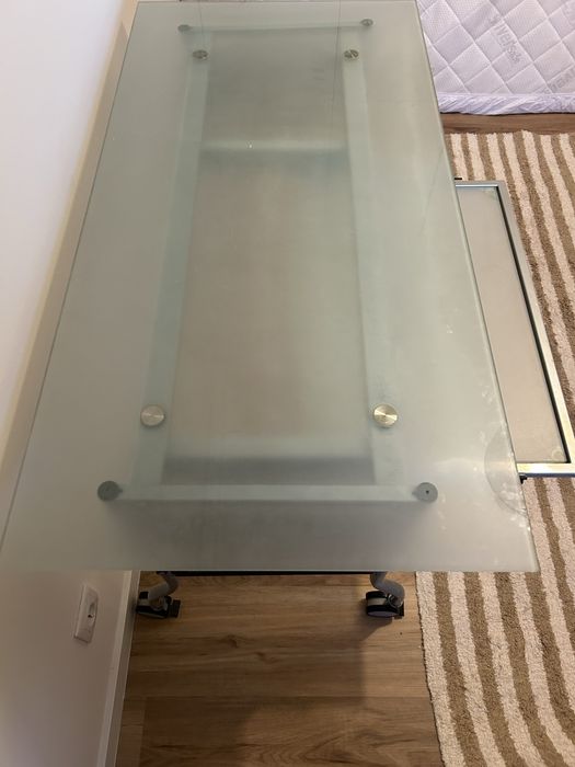 Mesa escritorio com rodas e tampo em vidro