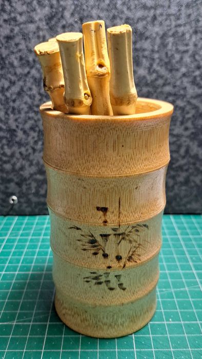 Porta-canetas de bambu com 6 canetas.