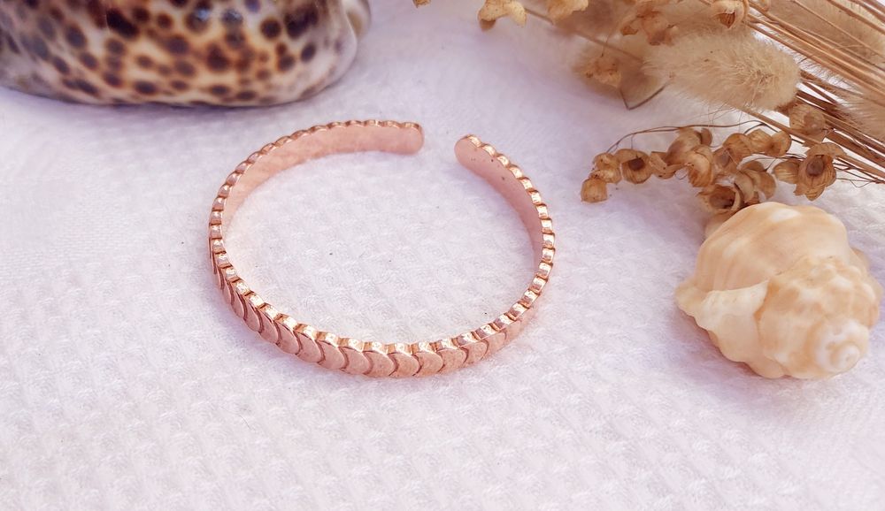 Pulseira de cobre com desenhos circulares