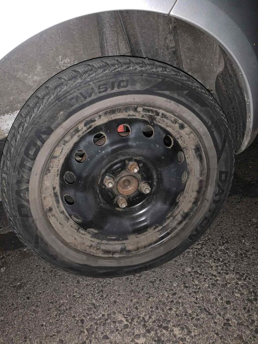 komplet 4 stalowych felg i kołpaków do toyoty yaris