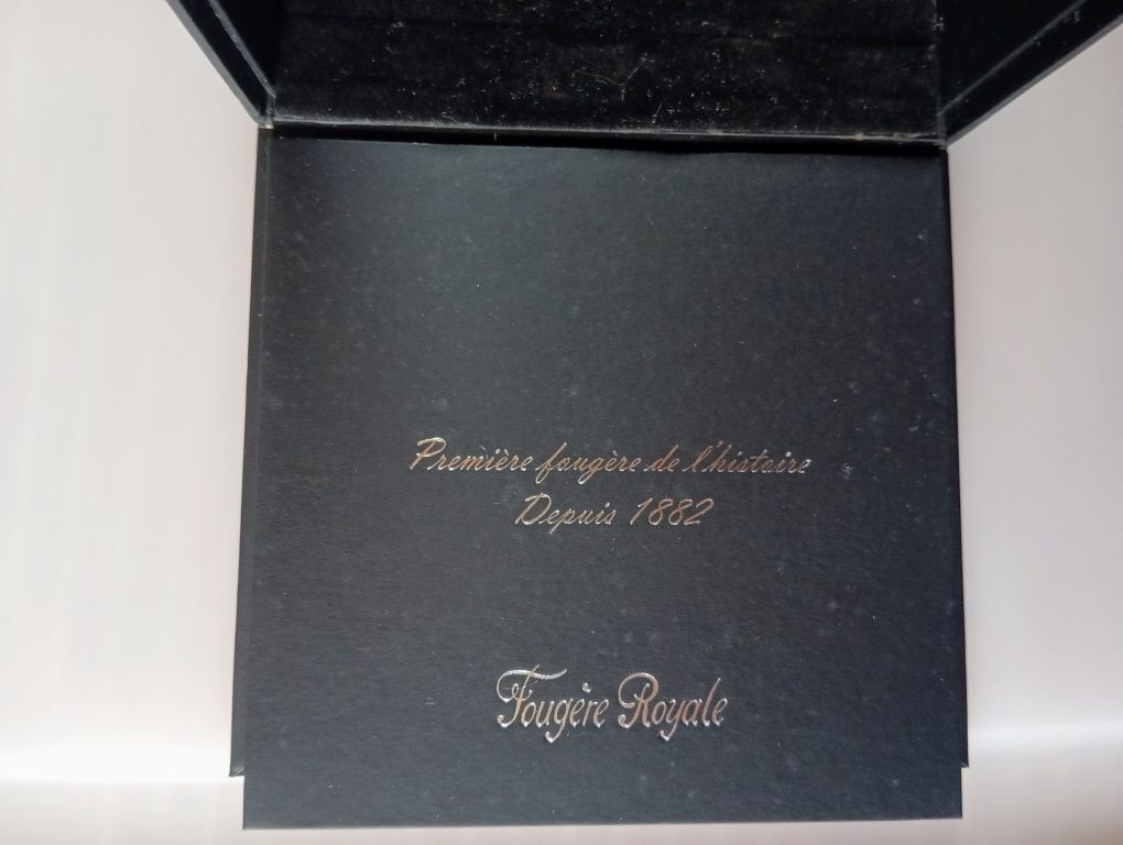 Caixa vazia de Perfume Houbigant.