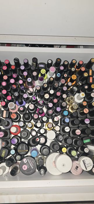 Лаки для ногтей  по 25 гривен