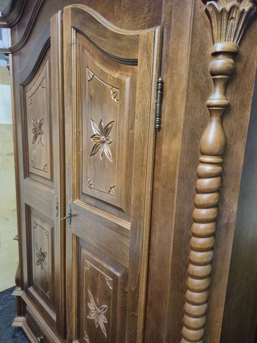 Szafa z litego drewna