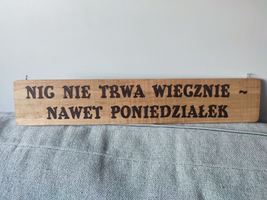 Drewniana tabliczka: Nic nie trwa wiecznie nawet poniedziałek