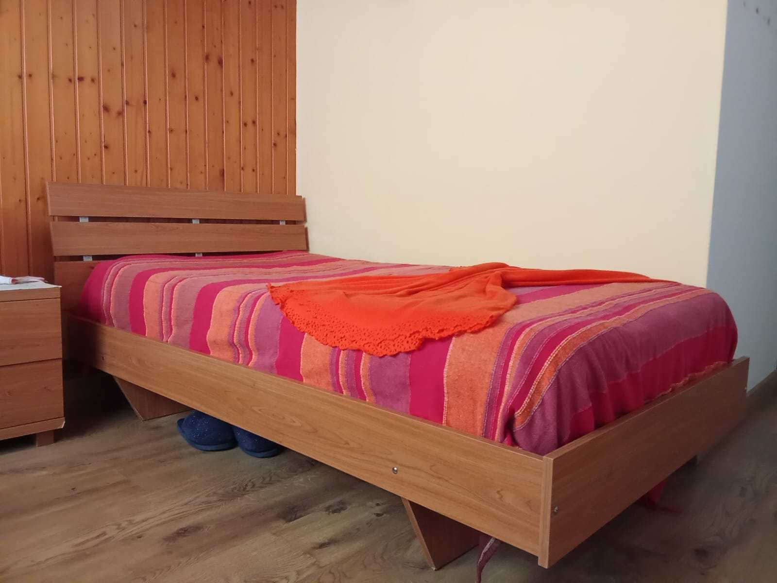 Cama c/estrado e colchão