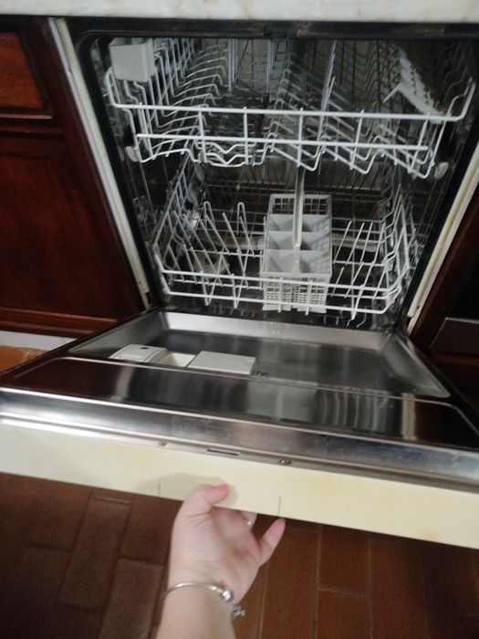 Máquina de lavar louça a funcionar bem
