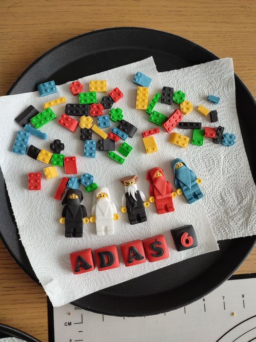 Klocki LEGO z masy cukrowej dekoracja na tort