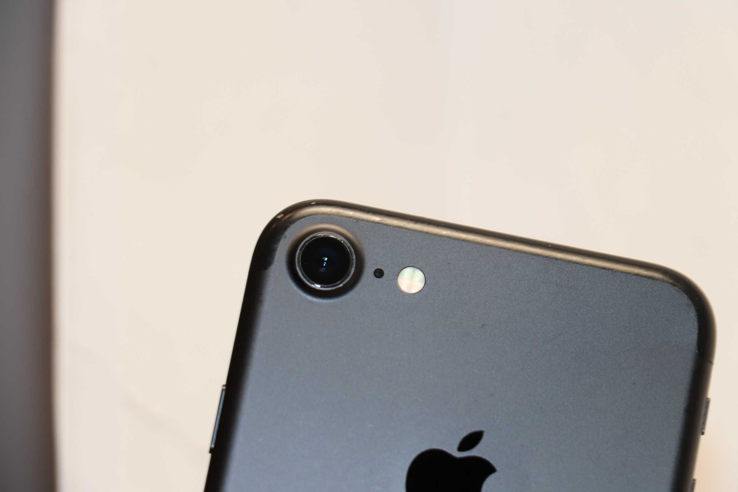 Apple iPhone 7 32GB Black, отличное состояние! Наложка