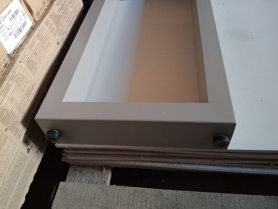 Металеви ношки подстолье.