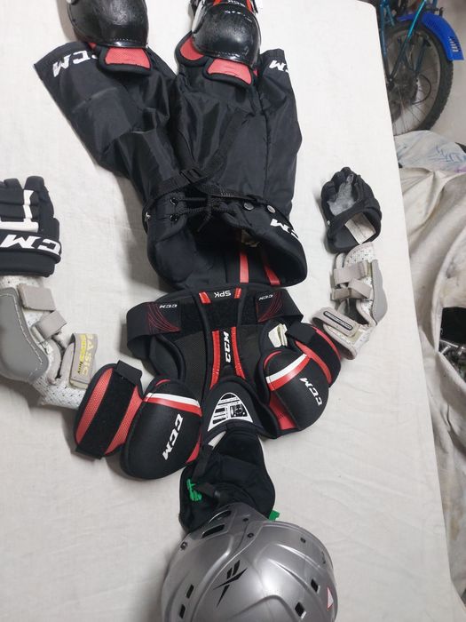 Sprzęt hokejowy dla młodego Yth.