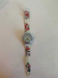 Relógio Swatch cinza com pulseira florida