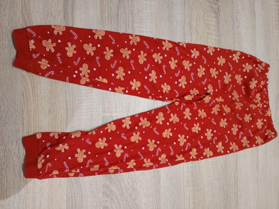 Piżama z motywem świątecznym Sinsay w rozmiarze 134
Używana, w