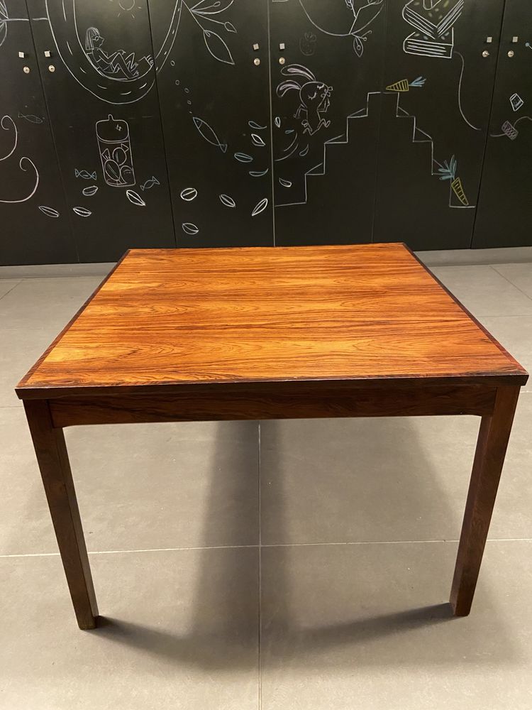 Mesa nórdica em Pau Santo