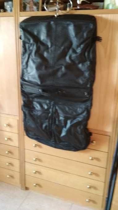 Saco de viagem em pele preta com varias bolsas