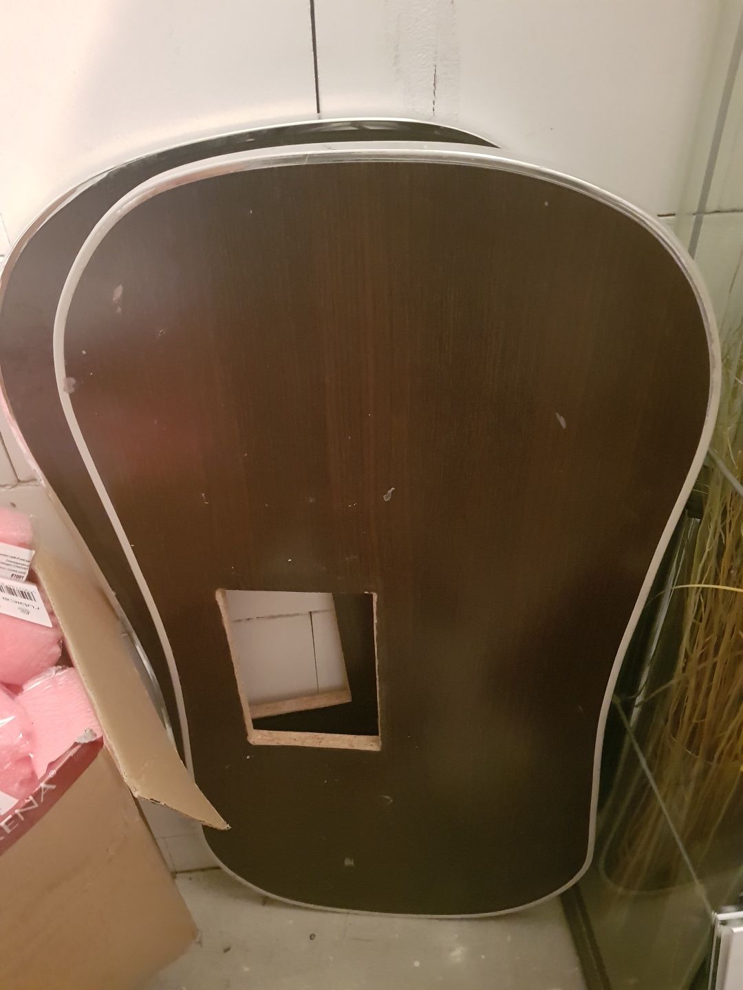 Biurko kosmetyczne z wycięciem na pochłaniacz pyłu