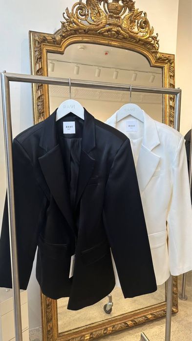 Приталений жіночий піджак — чорний / білий