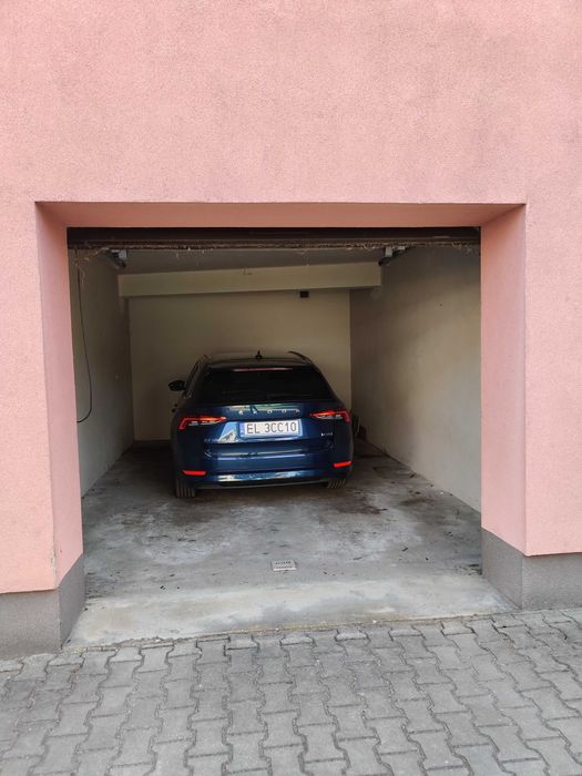 Garaż w bryle bloku – Romanowska 55B – zaparkuj także przed garażem