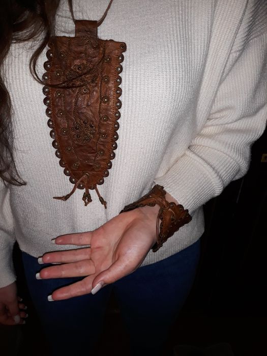 Винтажные украшение из кожи