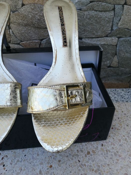 Sandália dourada. Roberto Botella