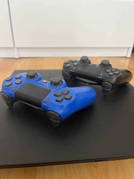 PlayStation 4 Pro 1TB (CUH-7216B) + komplet padów + gry