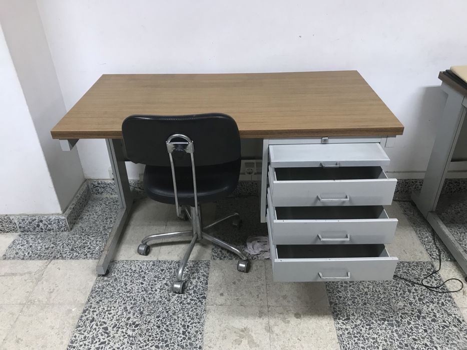 2 Secretárias e cadeiras anos 70/80