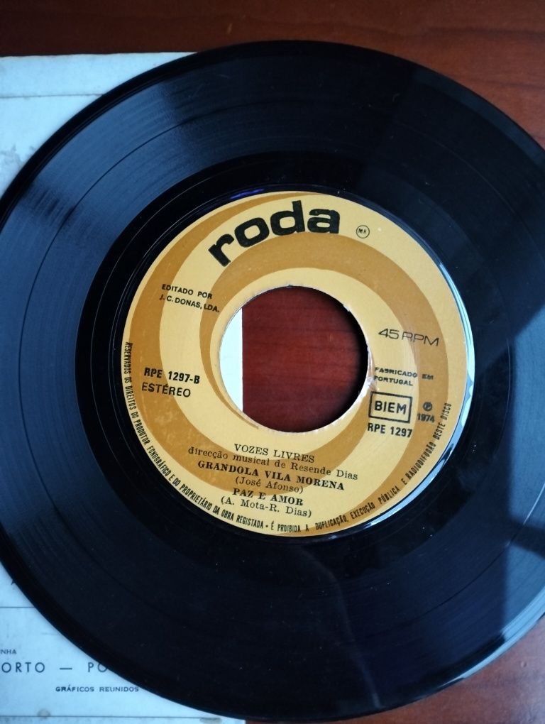 Disco de vinil single Vozes Livres - Grândola Vila Morena