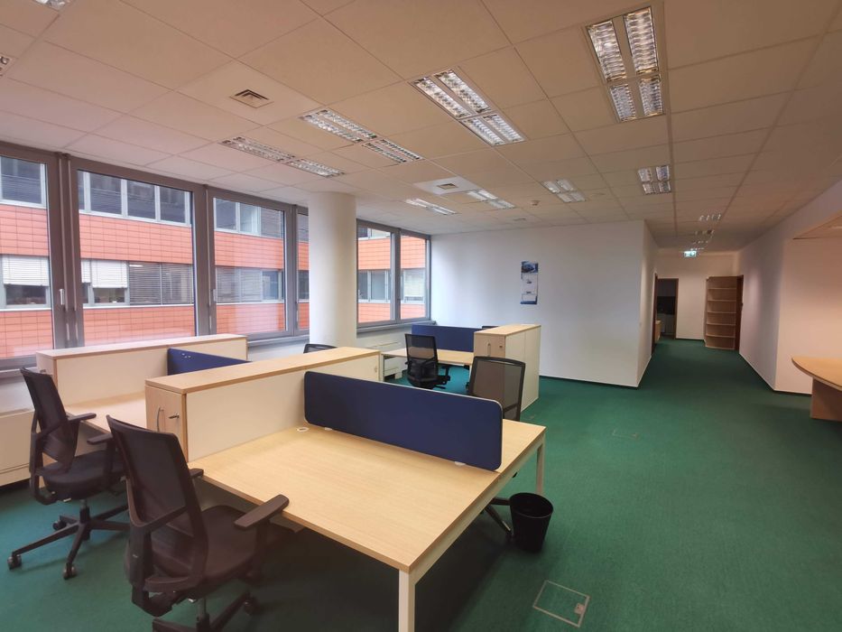 pełne wyposażenie biura 16 stanowisk, biurka, szafy, fotele obrotowe