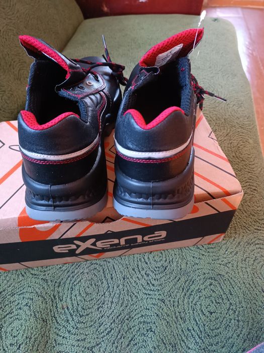 Продаются ботинки осенние,новые,42 размер полный,в отличном состоянии