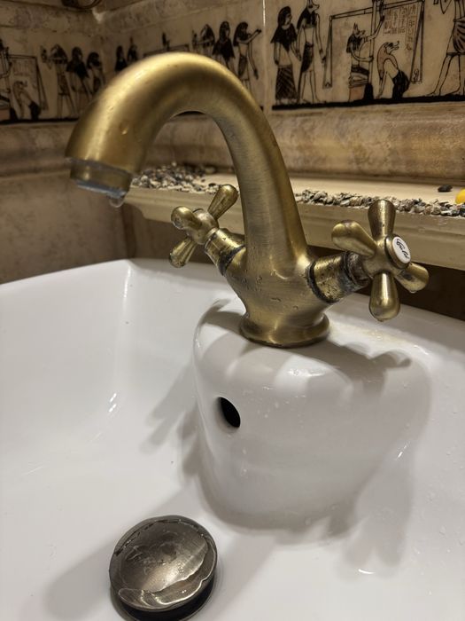 Поодажться кртуий столик з умивальником, краном та дзеркалом!Терміново