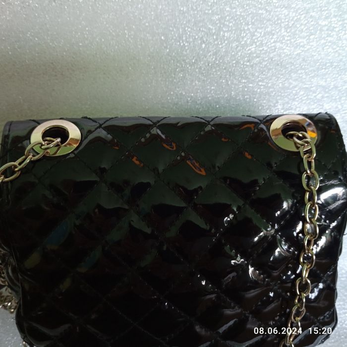 Elegancka czarna lakierowana torebka na łańcuszku. MOHITO.