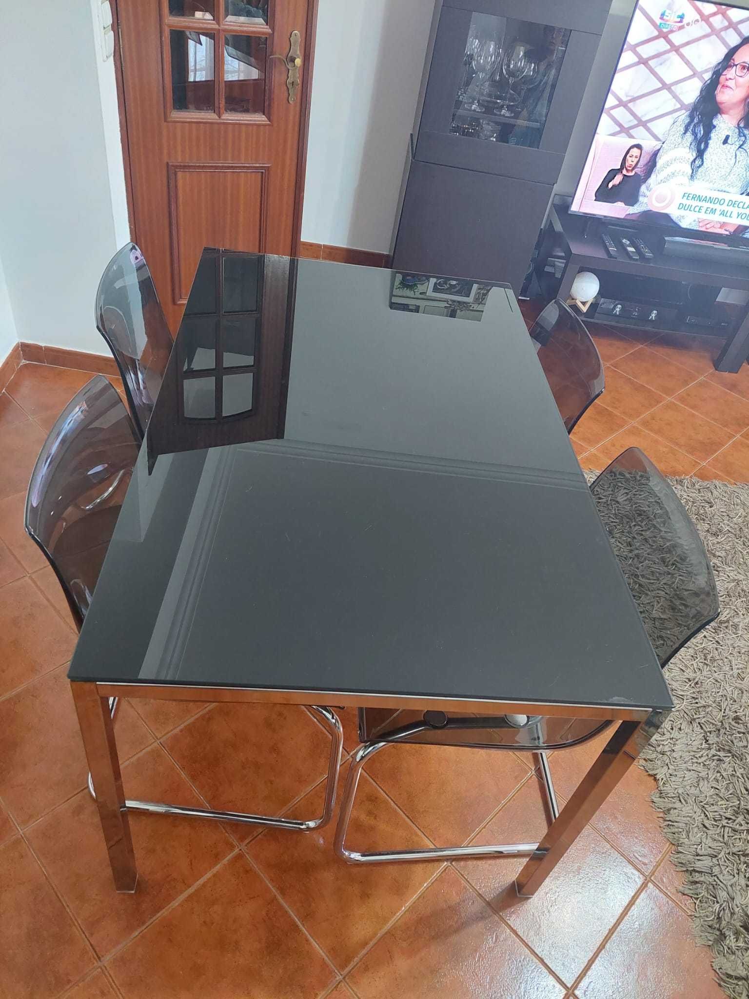 Mesa Vidro e Cadeiras