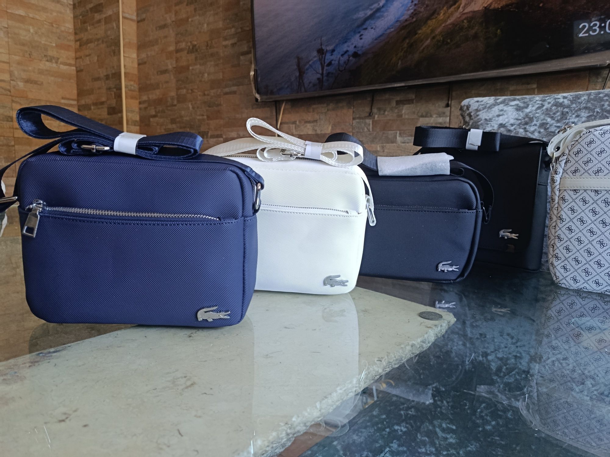 Bolsas novas da Lacoste e Guess 30€ cada