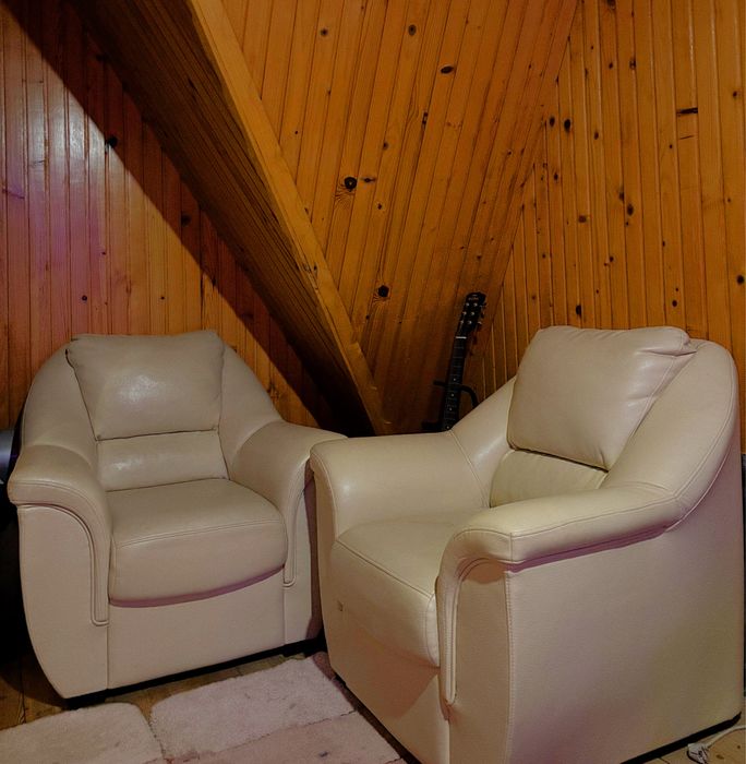 Komplet białych wypoczynkowych foteli